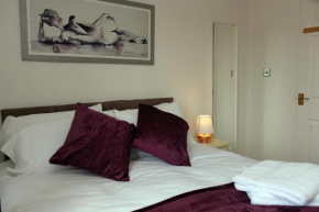 Lolite Homes - 3 Bed House Perfect for NEC Resort World & Airport Stays - 5 Minute Journey - Serviced Tulip Home